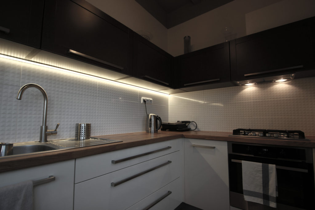 Kuchyň osvětlená LED páskem