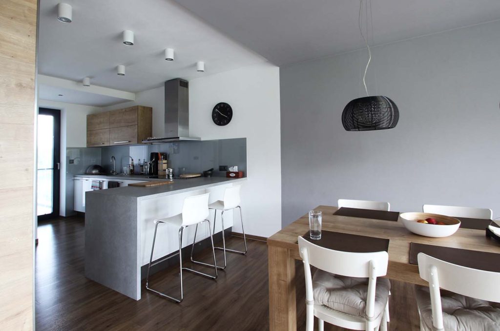 Realizace interiéru kuchyně s jídelnou a židlemi Thonet