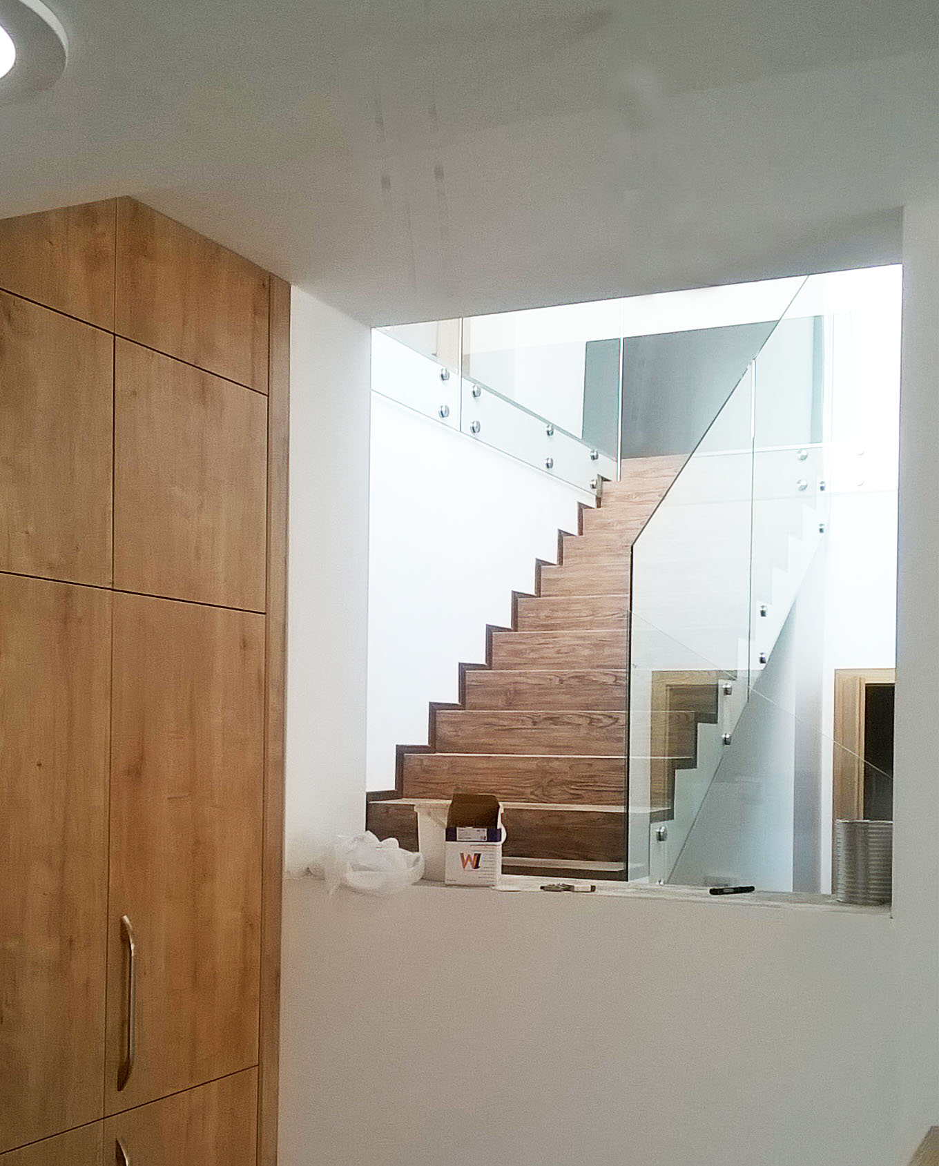 Realizace interiéru kuchyně s průhledem na schodiště