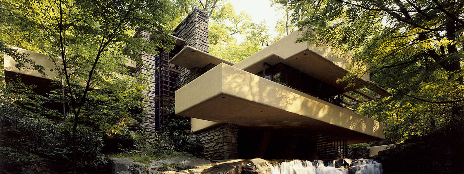 Padající vodopády – jak vypadá interiér slavné vily od F. L. Wrighta, Pennsylvánie